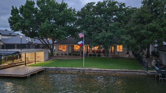 909 Red Sails DR, Horseshoe Bay, TX 78657