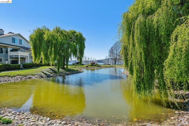 142 Shoreline Ct, Richmond, CA 94804