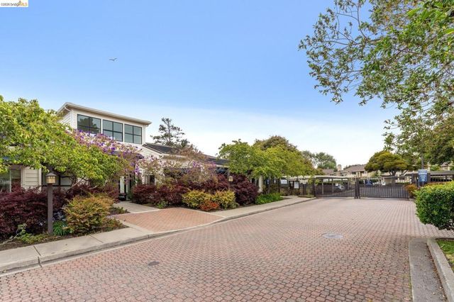 142 Shoreline Ct, Richmond, CA 94804