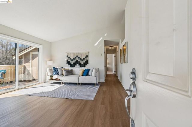 142 Shoreline Ct, Richmond, CA 94804