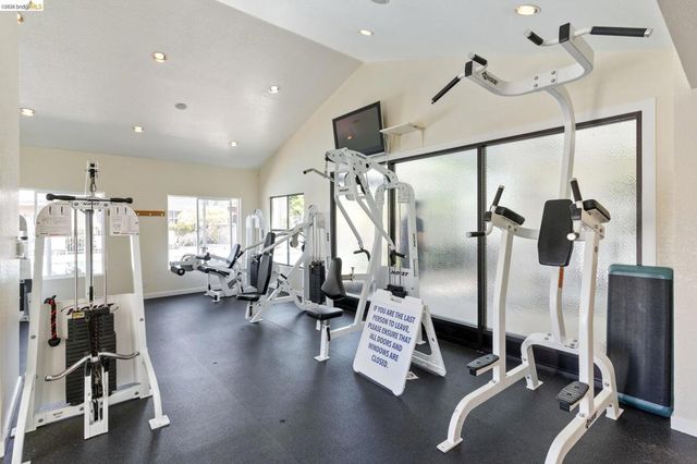 142 Shoreline Ct, Richmond, CA 94804