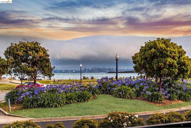 142 Shoreline Ct, Richmond, CA 94804