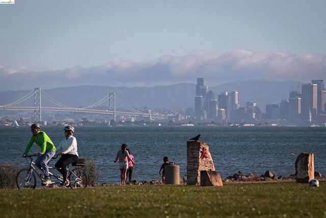 142 Shoreline Ct, Richmond, CA 94804