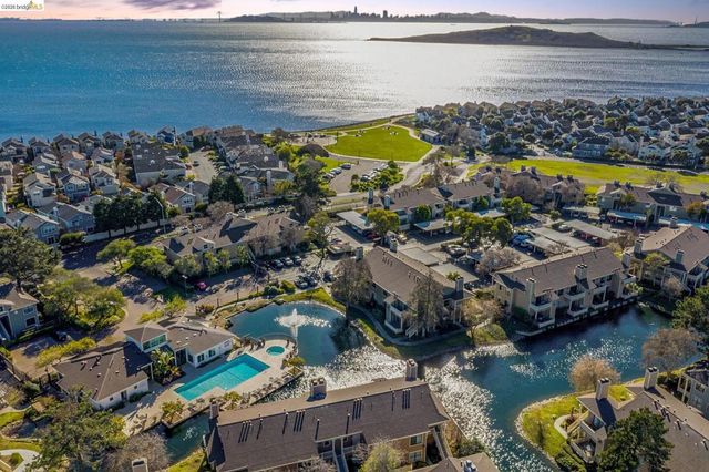 142 Shoreline Ct, Richmond, CA 94804