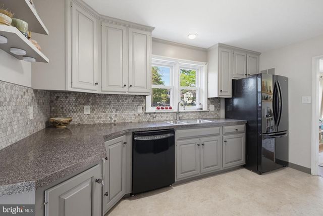 1316 MEADOWCREEK LN, Lancaster, PA 17603