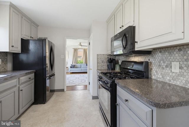 1316 MEADOWCREEK LN, Lancaster, PA 17603