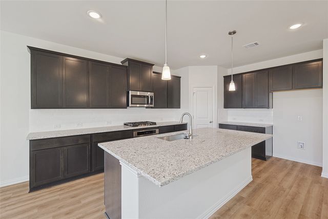 812 Alderwood Drive, Red Oak, TX 75154