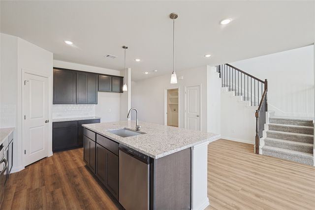 812 Alderwood Drive, Red Oak, TX 75154