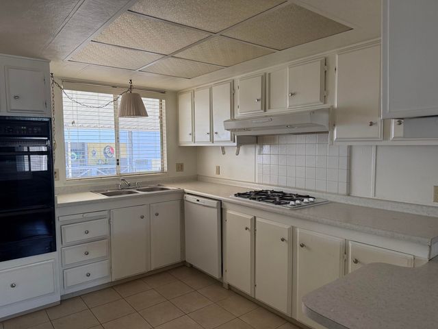 2627 W Midvalley Avenue 95, Visalia, CA 93277