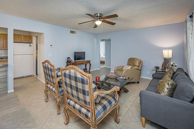 539 Shady Pine Way B2, Greenacres, FL 33415