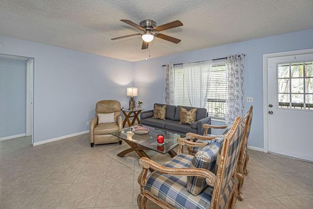 539 Shady Pine Way B2, Greenacres, FL 33415