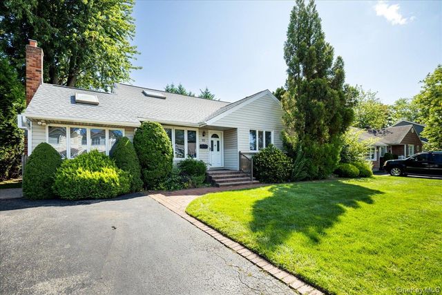 10 Seneca Drive, Massapequa, NY 11758