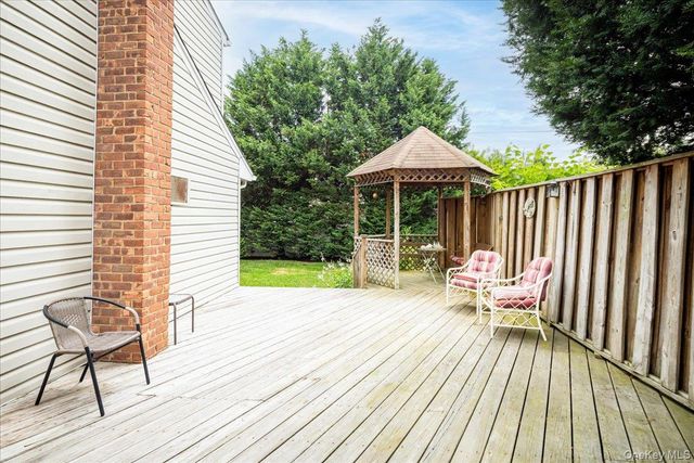 10 Seneca Drive, Massapequa, NY 11758