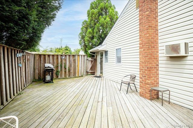 10 Seneca Drive, Massapequa, NY 11758