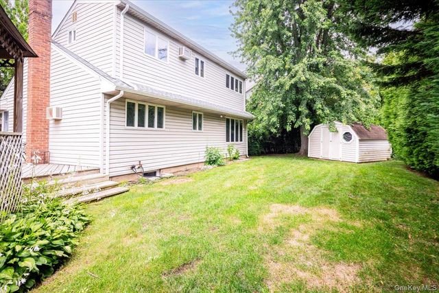 10 Seneca Drive, Massapequa, NY 11758