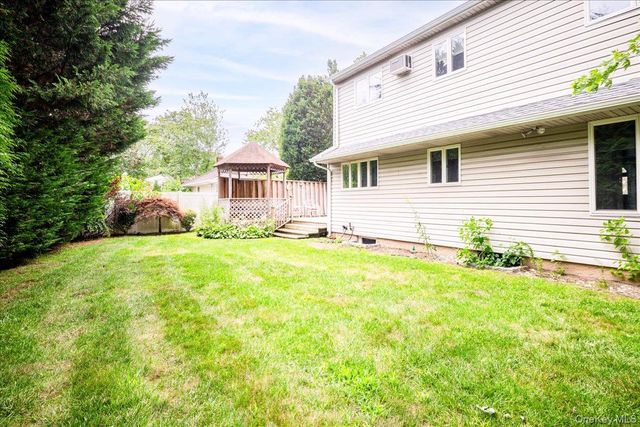 10 Seneca Drive, Massapequa, NY 11758