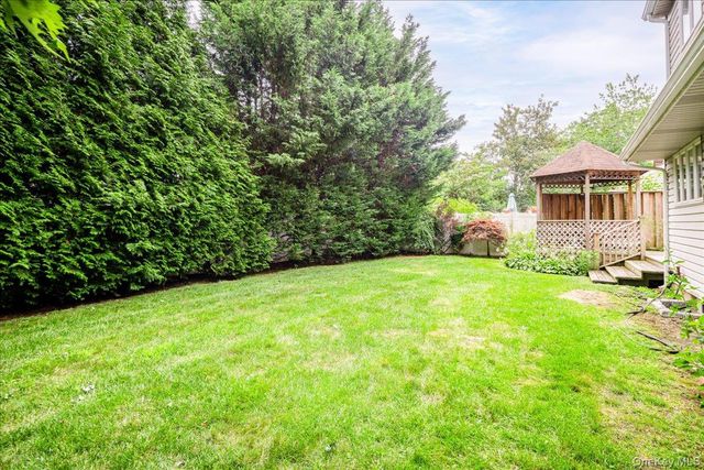 10 Seneca Drive, Massapequa, NY 11758