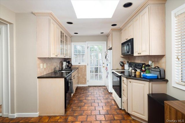 10 Seneca Drive, Massapequa, NY 11758
