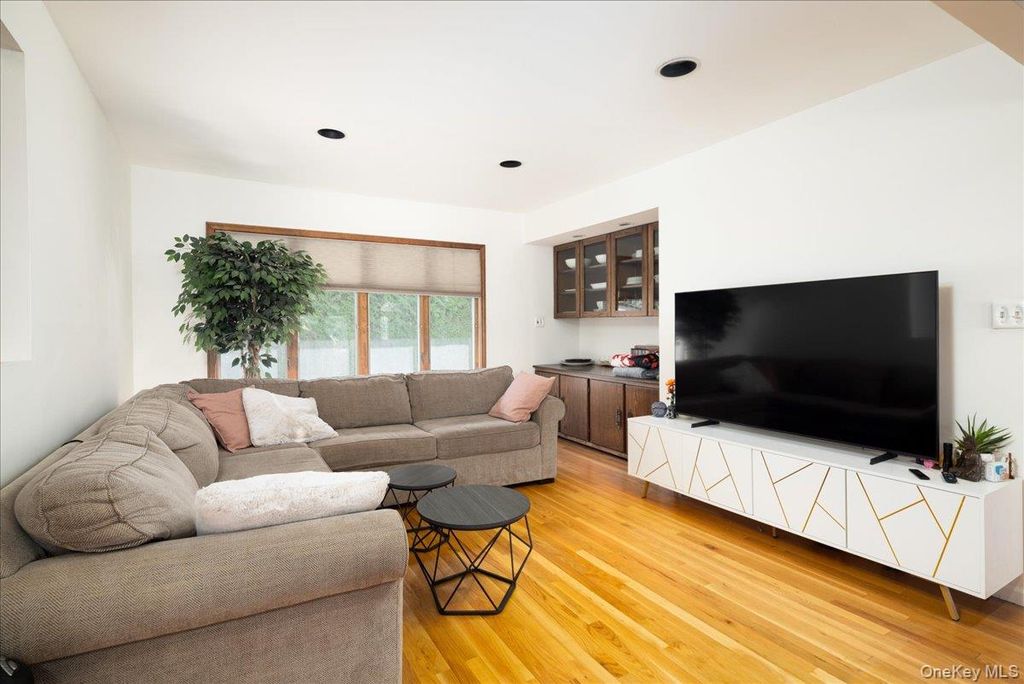 10 Seneca Drive, Massapequa, NY 11758 — photo 4