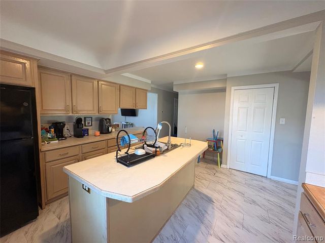 23349 Roxana Avenue, Eastpointe, MI 48021