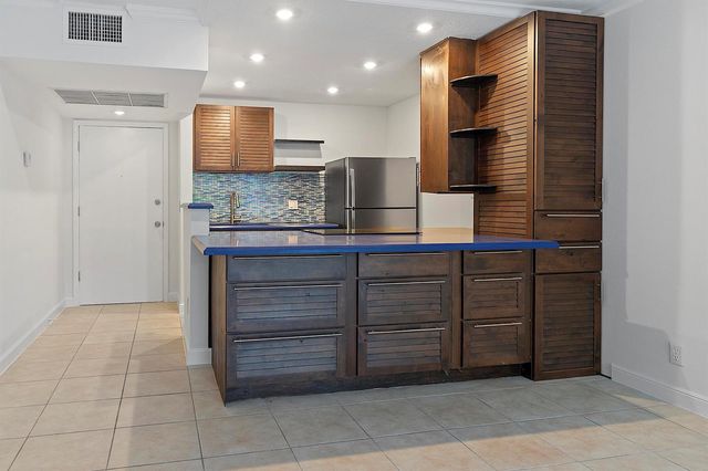 725 Hummingbird Way 111, North Palm Beach, FL 33408
