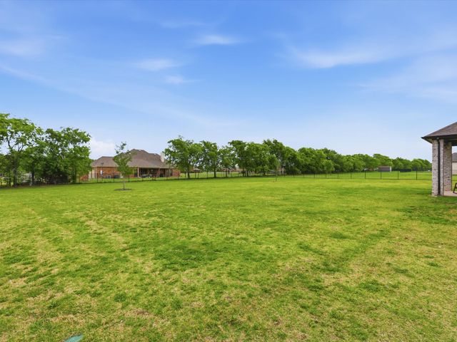300 Waterview Drive, Gunter, TX 75058