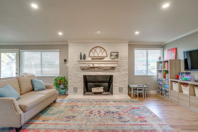 3642 S Hills Avenue, Fort Worth, TX 76109