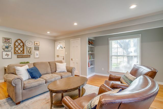 3642 S Hills Avenue, Fort Worth, TX 76109