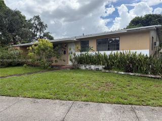 690 W 70th Pl, Hialeah, FL 33014