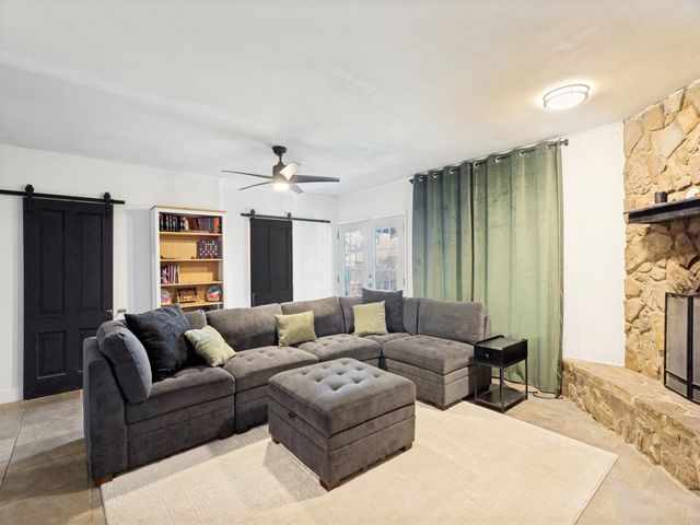 809 Meadowlark Drive, Mansfield, TX 76063