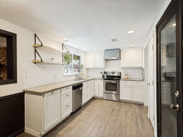 809 Meadowlark Drive, Mansfield, TX 76063