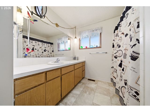 10175 Sw WASCO Way, Tualatin, OR 97062