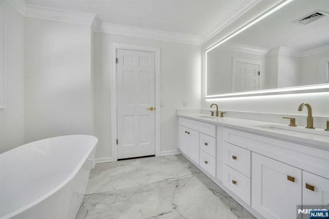 853 Shadow Ridge Road, Franklin Lakes, NJ 07417