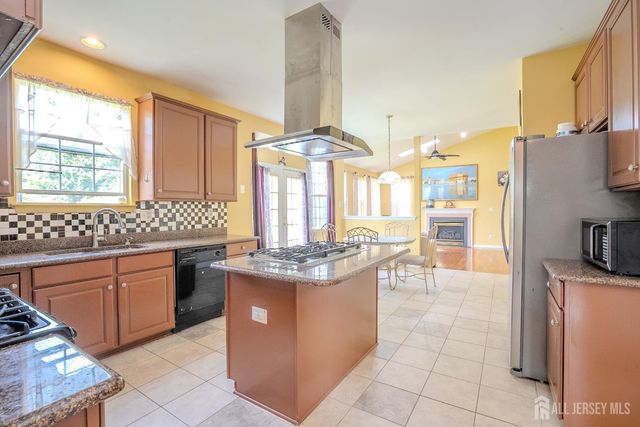 15 Inverness Lane, East Windsor, NJ 08520