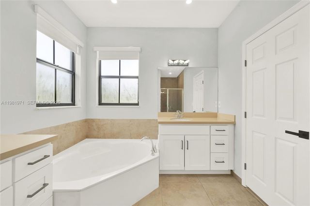 5880 NW 104th Path 0, Doral, FL 33178