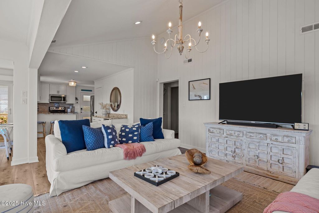 Image 15 of property listing at 7122 Ocean Drive, Emerald Isle, NC 28594