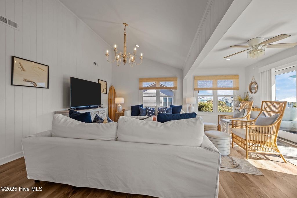 Image 18 of property listing at 7122 Ocean Drive, Emerald Isle, NC 28594