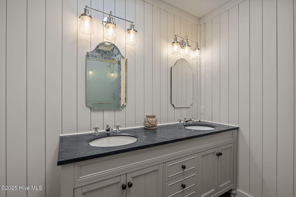 Image 28 of property listing at 7122 Ocean Drive, Emerald Isle, NC 28594