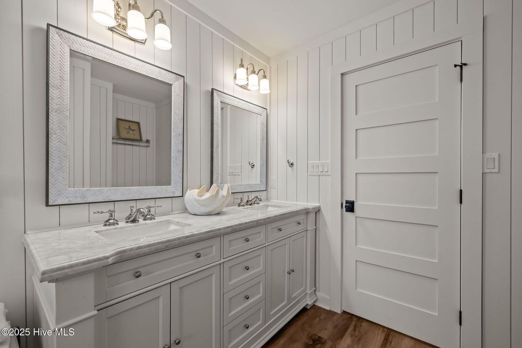 Image 33 of property listing at 7122 Ocean Drive, Emerald Isle, NC 28594