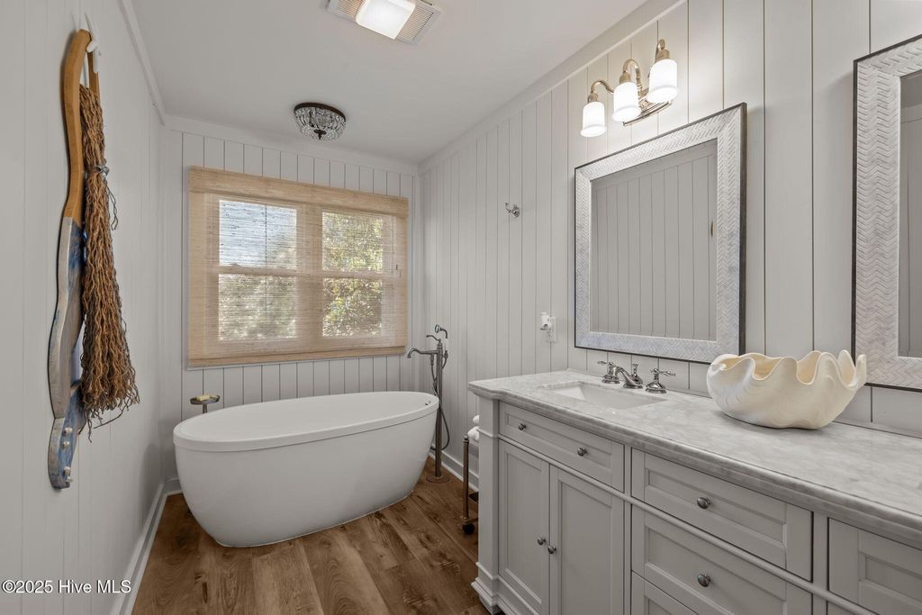 Image 34 of property listing at 7122 Ocean Drive, Emerald Isle, NC 28594