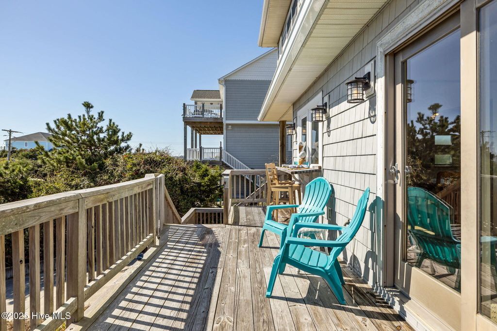 Image 5 of property listing at 7122 Ocean Drive, Emerald Isle, NC 28594