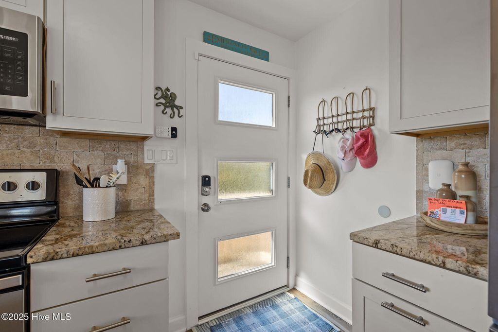 Image 7 of property listing at 7122 Ocean Drive, Emerald Isle, NC 28594