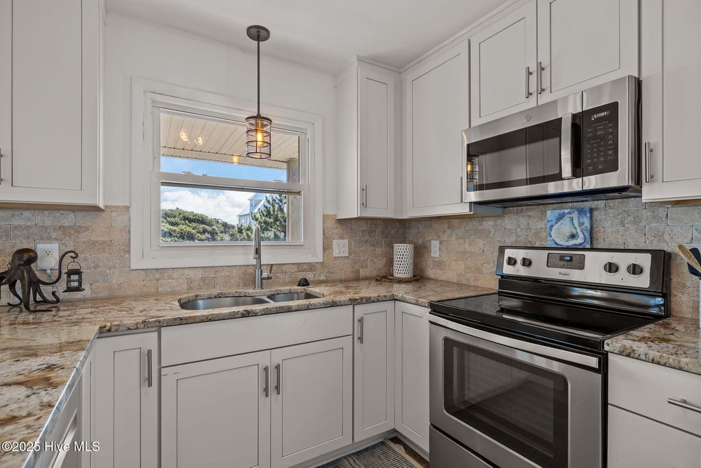 Image 8 of property listing at 7122 Ocean Drive, Emerald Isle, NC 28594