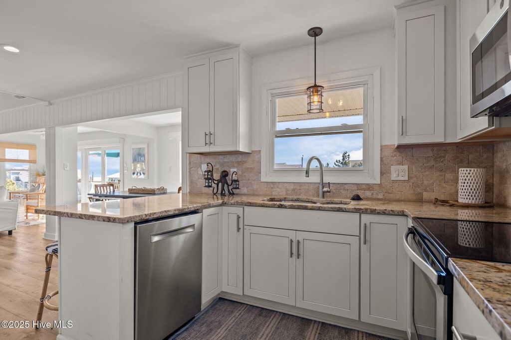 Image 9 of property listing at 7122 Ocean Drive, Emerald Isle, NC 28594