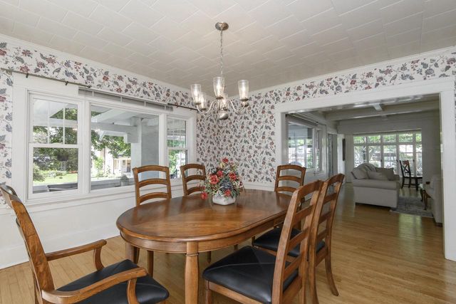 121 N Hartwell AVENUE, Waukesha, WI 53186