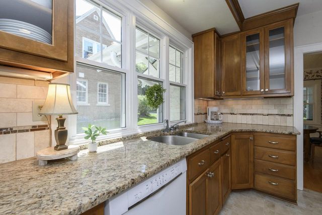 121 N Hartwell AVENUE, Waukesha, WI 53186