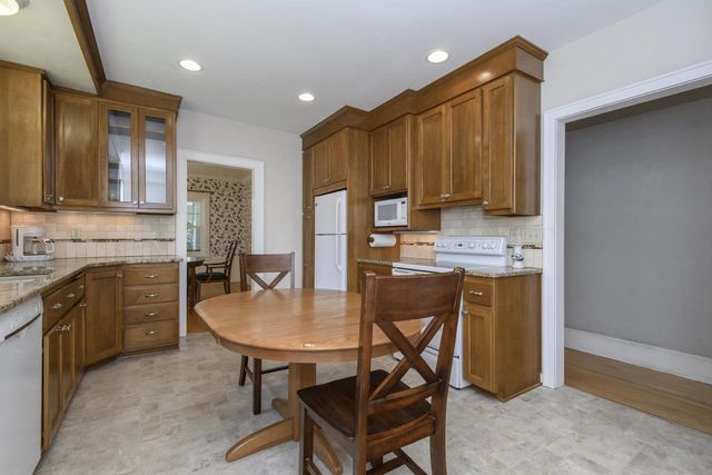 121 N Hartwell AVENUE, Waukesha, WI 53186