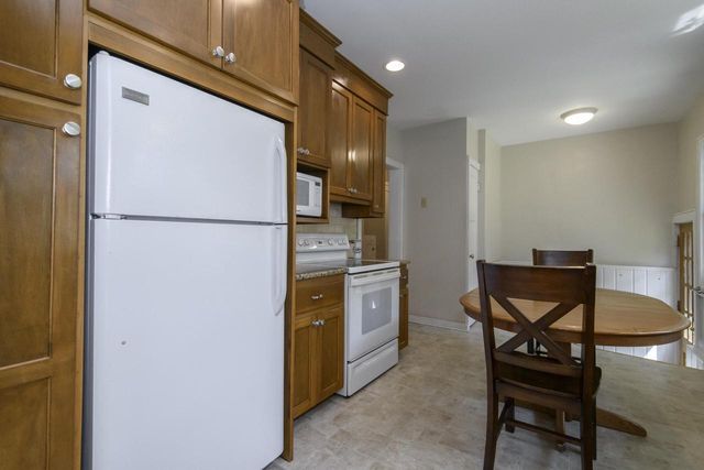 121 N Hartwell AVENUE, Waukesha, WI 53186