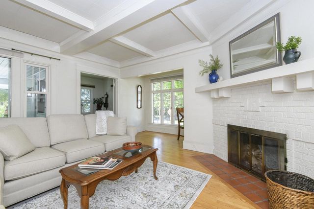 121 N Hartwell AVENUE, Waukesha, WI 53186