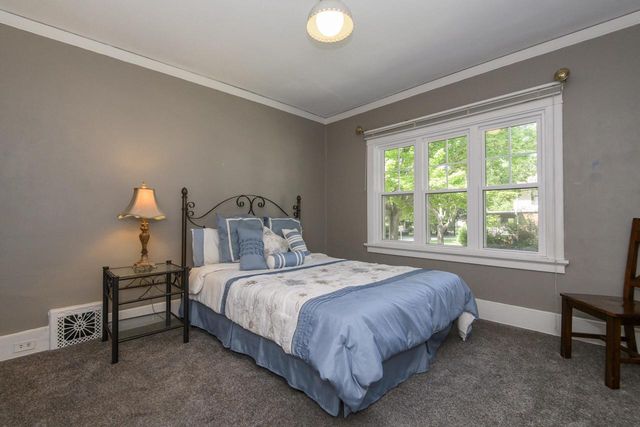 121 N Hartwell AVENUE, Waukesha, WI 53186